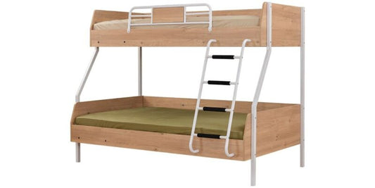 Komplettes weiß-beiges „Rixos“-Kinderzimmer mit Etagenbett und dreitürigem Kleiderschrank.