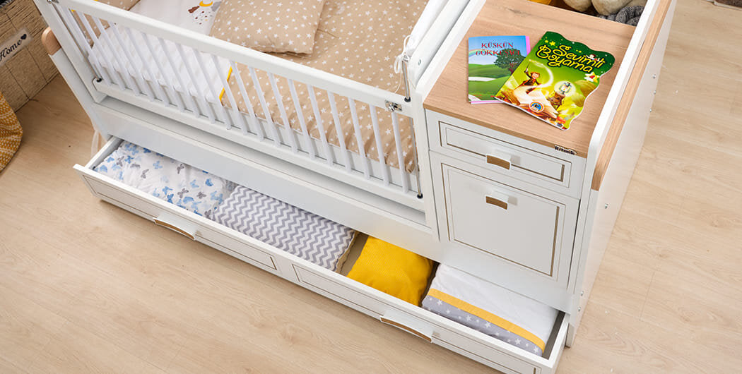 Cameretta da neonata/o "Rixos" bianca e color legno stile classico con letto evolutivo.
