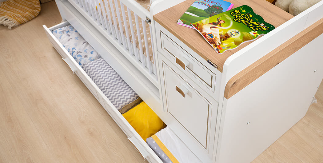 Cameretta completa per noenati "Rixos" con letto prima infanzia trasformabile colore bianco e legno chiaro.