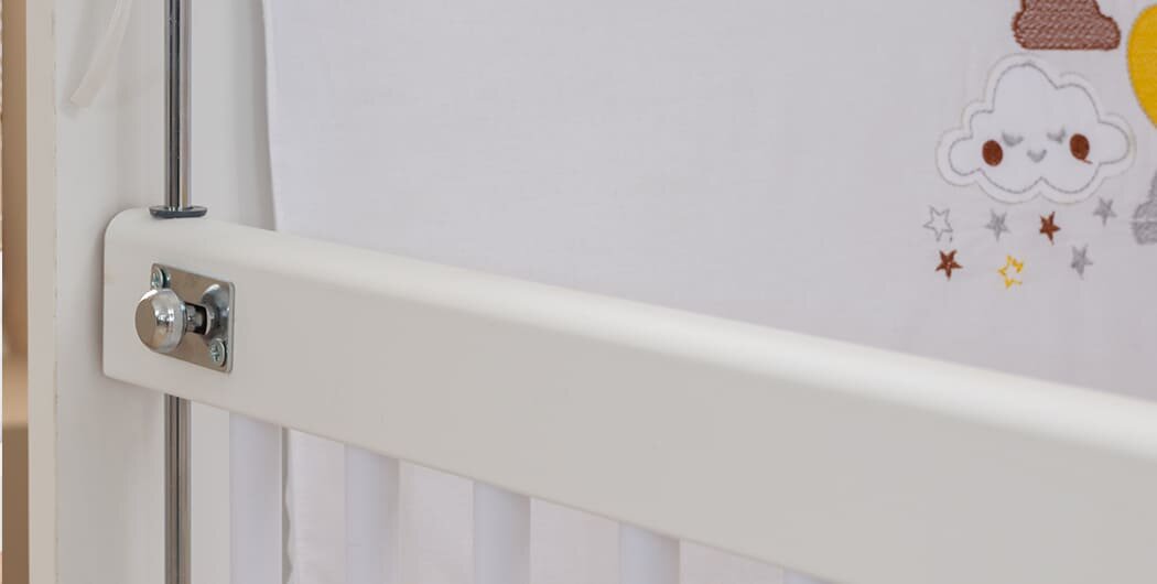 Cameretta completa per noenati "Rixos" con letto prima infanzia trasformabile colore bianco e legno chiaro.