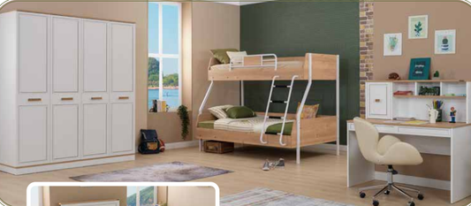 Komplettes weiß-beiges „Rixos“-Kinderzimmer mit Etagenbett und dreitürigem Kleiderschrank.