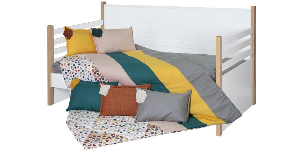 Chambre d'enfant complète "Rustik" avec canapé lit simple et deuxième lit gigogne en blanc et bois clair.