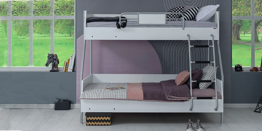 Komplettes „Smart“-Kinderzimmer mit weiß-grauem Etagenbett und dreitürigem Kleiderschrank.