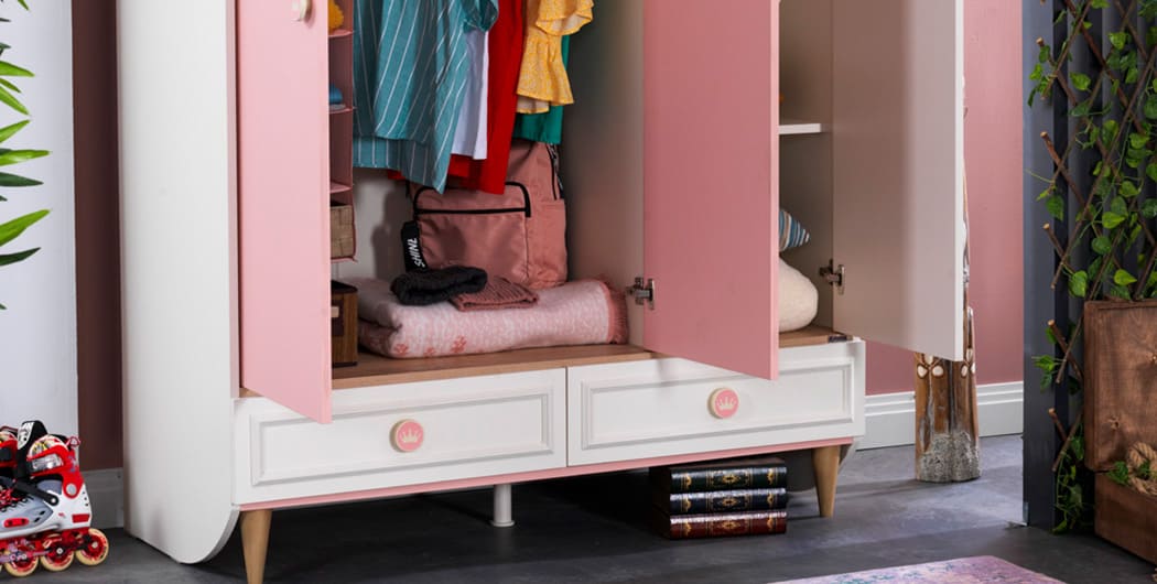 Komplettes Mädchenzimmer „Story“ mit Einzelbett in Weiß und Rosa.
