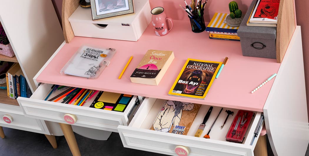 Komplettes Mädchenzimmer „Story“ mit Einzelbett in Weiß und Rosa.