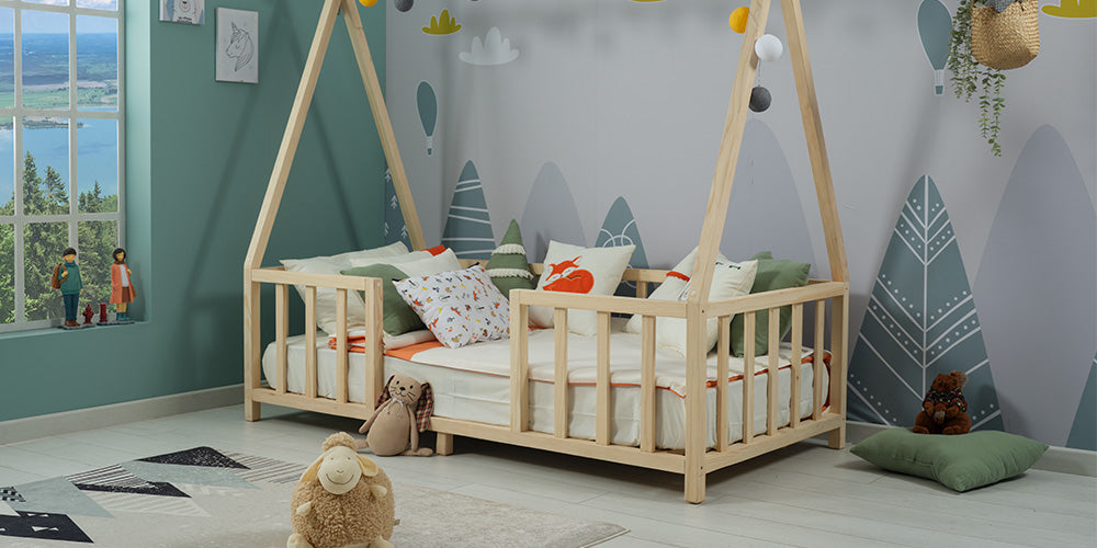Komplettes Kinderzimmer im Indianerzelt im „Viki“-Stil aus hellem Holz.