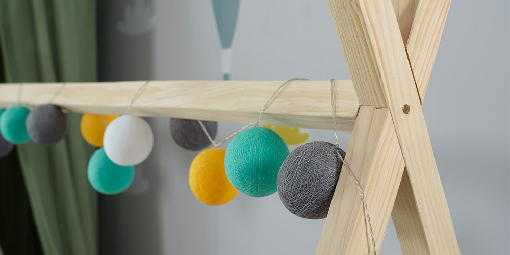 Komplettes Kinderzimmer im Indianerzelt im „Viki“-Stil aus hellem Holz.