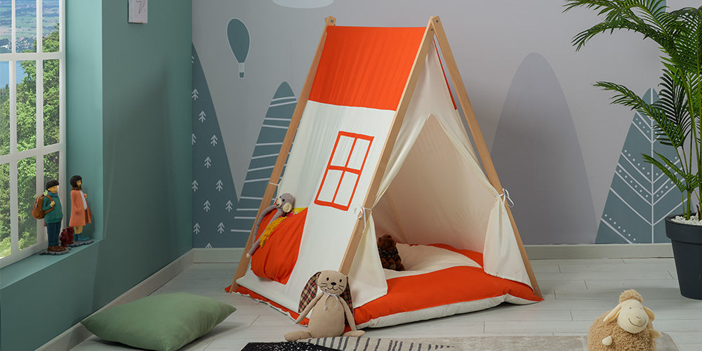 Komplettes Kinderzimmer im Indianerzelt im „Viki“-Stil aus hellem Holz.