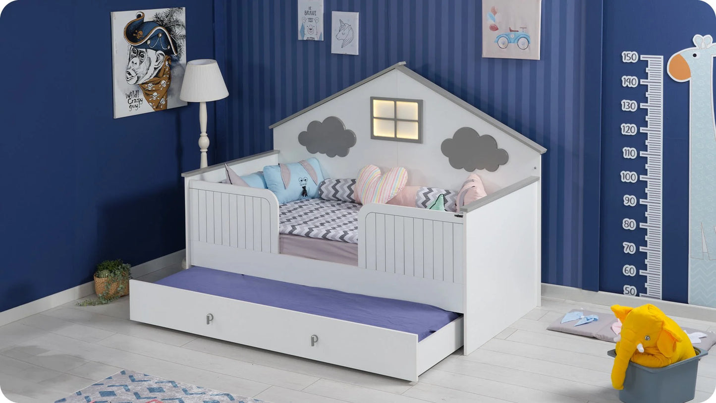 Montessori-Schlafzimmer „Luka“ in Weiß und Grau mit Hausbett.