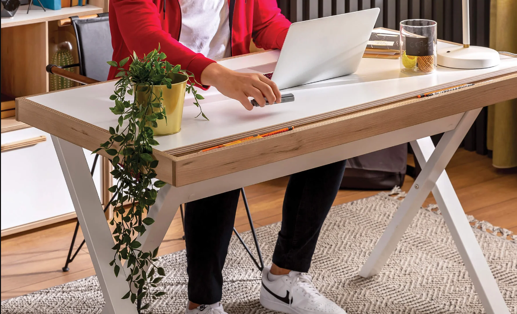 Jeune bureau blanc