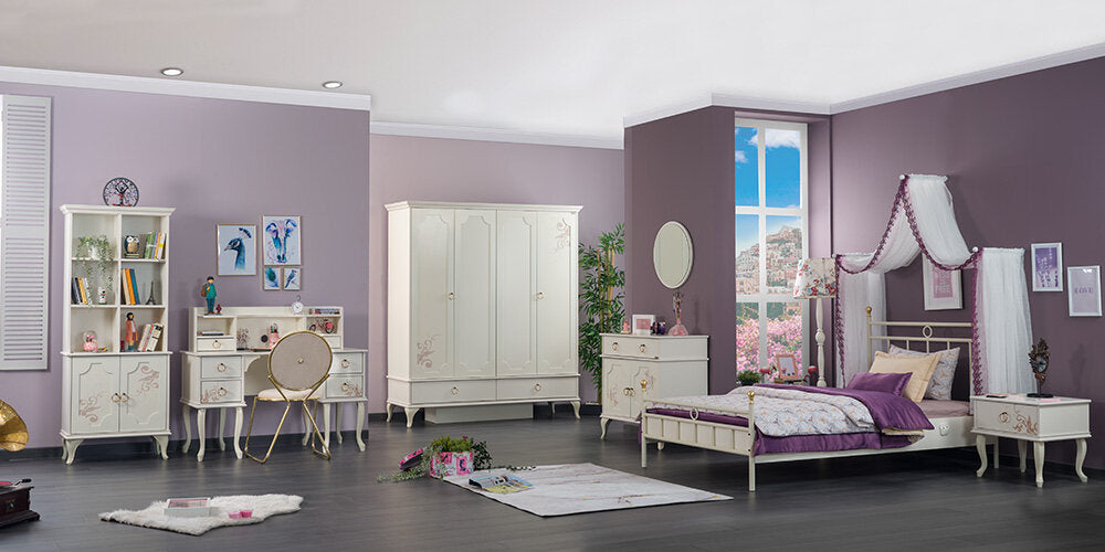 Complétez la chambre de fille "New Alacati" dans un style romantique avec un lit queen-size de couleur crème et des imprimés floraux roses.