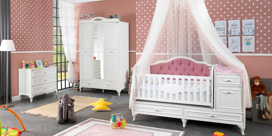 Weißes „Angel“-Babyzimmer für Mädchen mit Weiterentwicklungsbett.