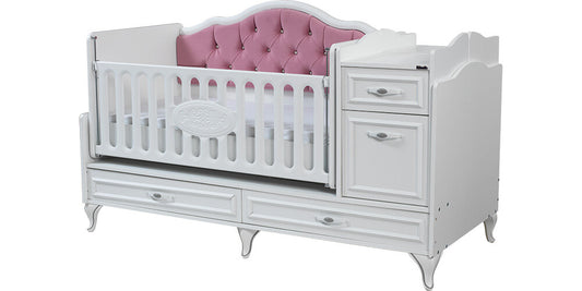 Weißes „Angel“-Babyzimmer für Mädchen mit Weiterentwicklungsbett.
