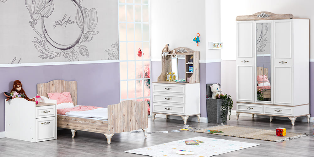 Chambre bébé fille blanche style classique avec lit évolutif