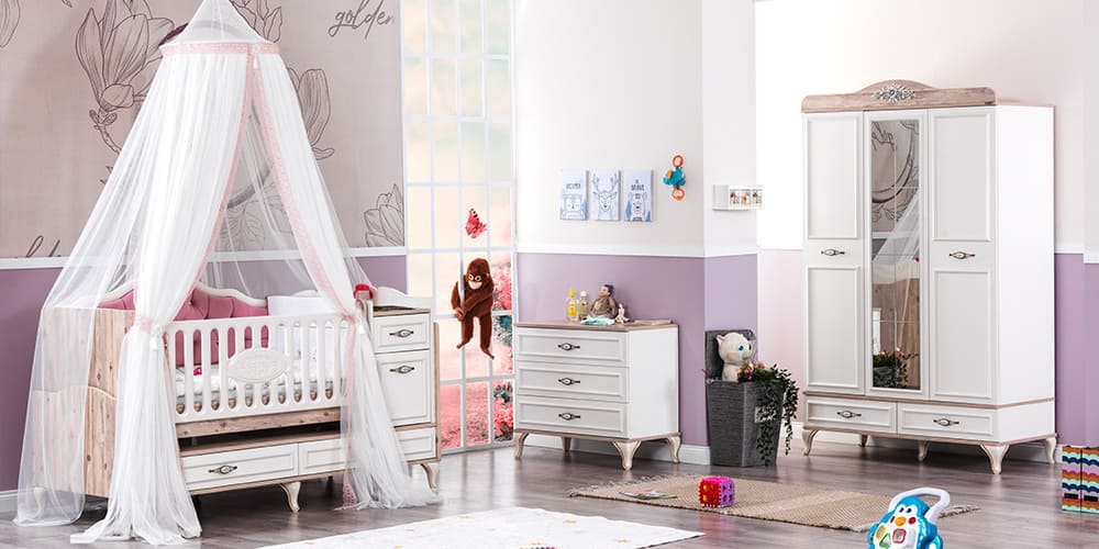 Chambre bébé fille blanche style classique avec lit évolutif