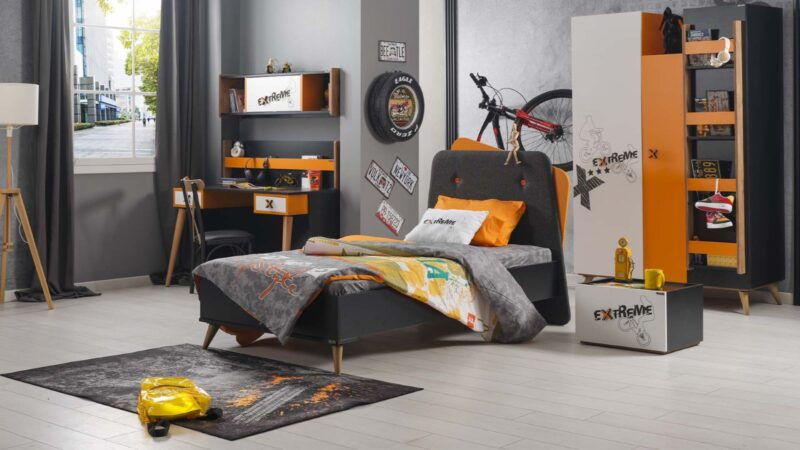 Cameretta completa  per ragazzi "Extreme" stile modern street con scritte extreme colore grigio chiaro, arancio, nero e rovere.