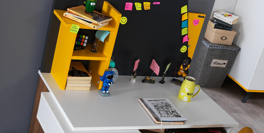 Komplettes Kinderzimmer „Halley“ im modernen Stil mit kompaktem Etagenbett in Weiß, Grau, Anthrazit und Gelb.