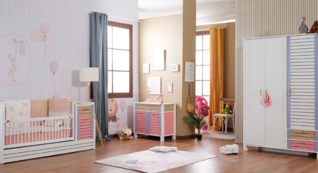 Komplettes Schlafzimmer mit Weiterentwicklungsbett mit eingebautem „Hayal“-Wickeltisch in Weiß, Rosa, Beige und Flieder