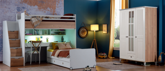 Komplettes „Joker“-Jungenschlafzimmer im Kolonialstil mit hellem Eichenholz und weißem Brückenbett.