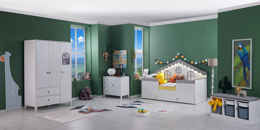 Chambre d'enfant complète "My Way Monterossi" avec lit en forme de maison blanc et gris.