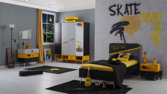 Cameretta completa  per ragazzi "Skate" stile stravagante e divertente colore nero, giallo e grigio con armadio 4 ante.